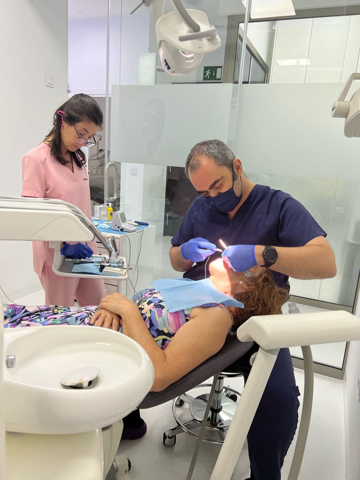 Cómo cerrar los espacios entre los dientes (diastemas)