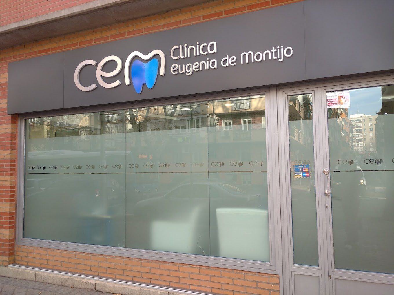Fachada de la Clínica Eugenia de Montijo en Carabanchel, Madrid