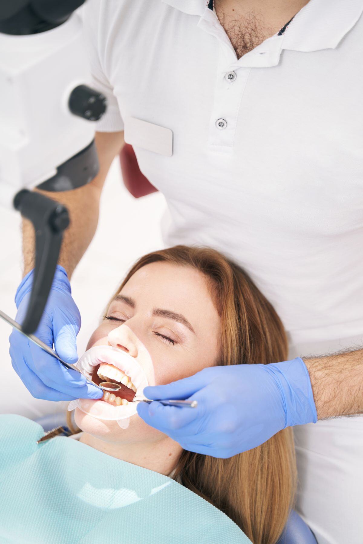 Dr. Rada atendiendo a una paciente en la clínica dental de Carabanchel